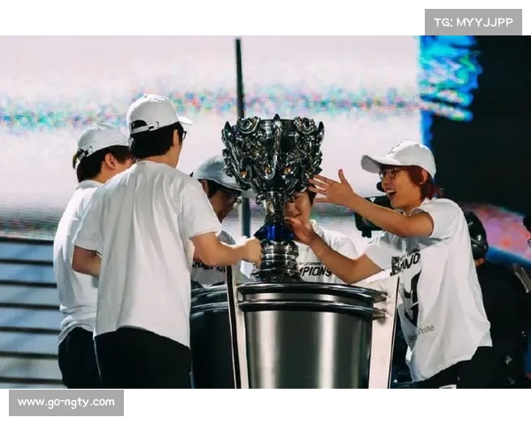 联盟传奇大道亮相春熙路，展出S赛经典时刻与战队历史