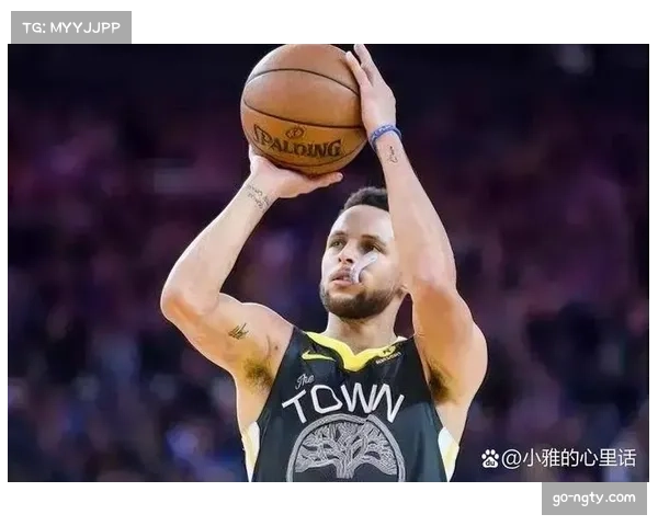 特写:斯蒂芬-库里在常规赛主场收官战后,长时间向球迷挥手致意